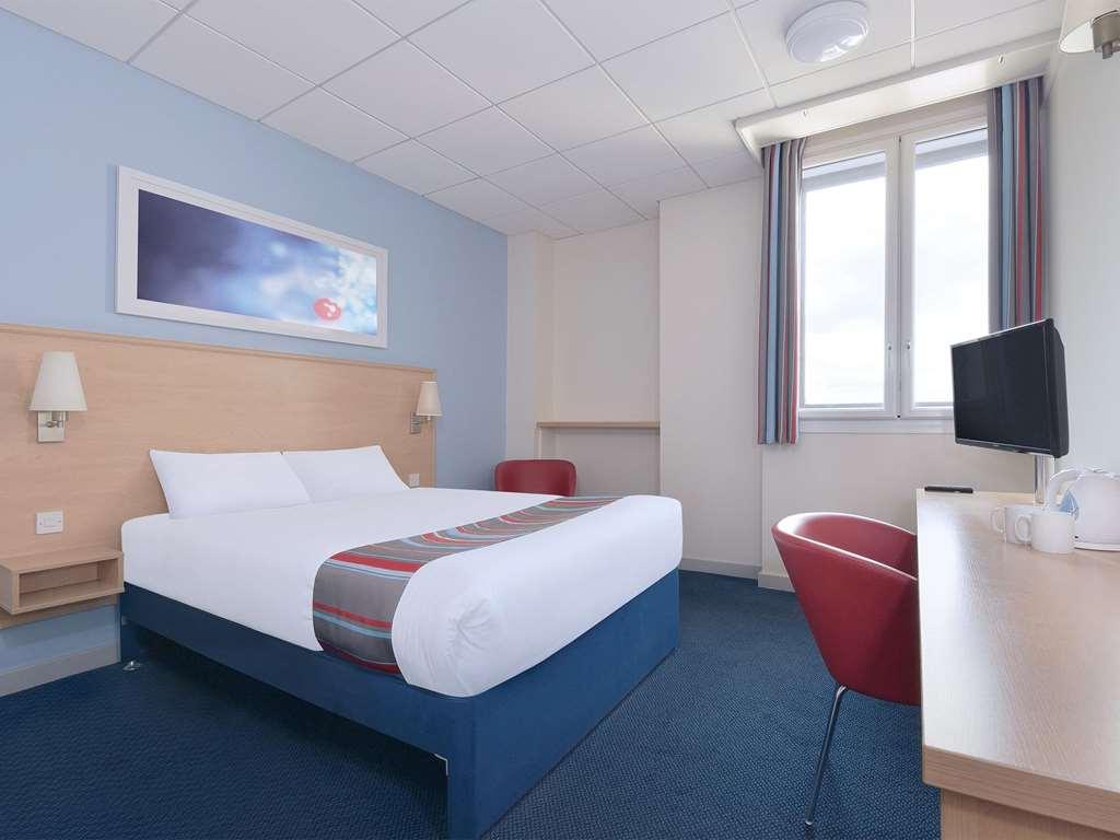 Travelodge Milton Keynes Old Stratford الغرفة الصورة
